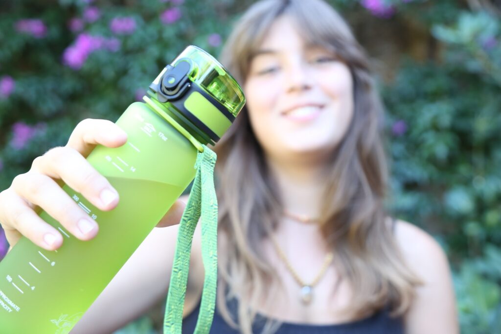 Filtering bottles and jugs for pure, easily accessible water